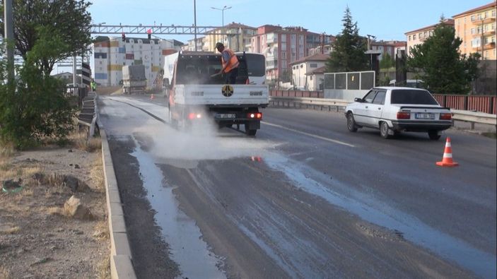 Tankerden dökülen zift nedeniyle araçlar hareket edemedi, trafik kilitlendi -4