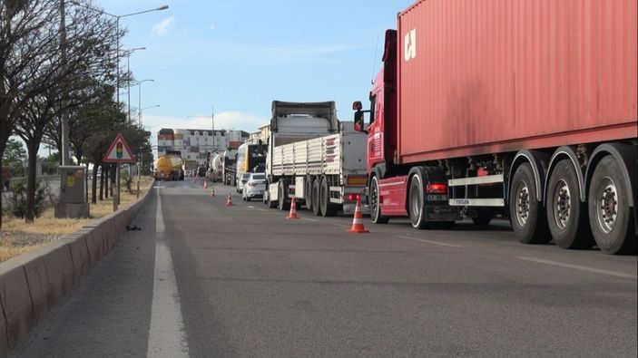 Tankerden dökülen zift nedeniyle araçlar hareket edemedi, trafik kilitlendi -2