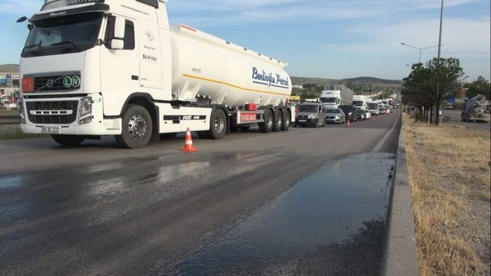 Tankerden dökülen zift nedeniyle araçlar hareket edemedi, trafik kilitlendi -1