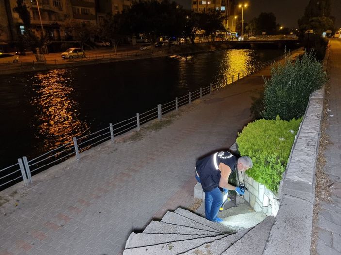 Alkol aldıktan sonra yüzünü yıkamak isterken kanala düşüp, akıntıda kayboldu -3