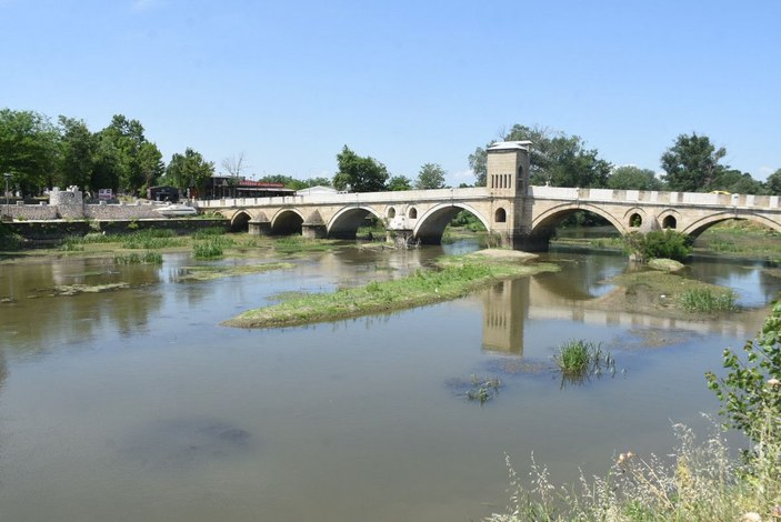 Debisi düşen Tunca Nehri'nde atıklar gün yüzüne çıktı