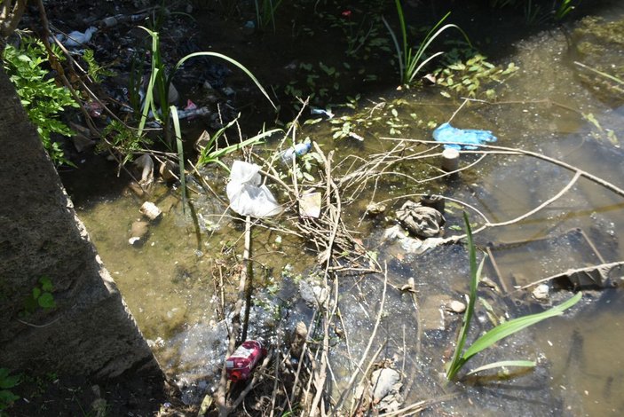 Debisi düşen Tunca Nehri'nde atıklar gün yüzüne çıktı