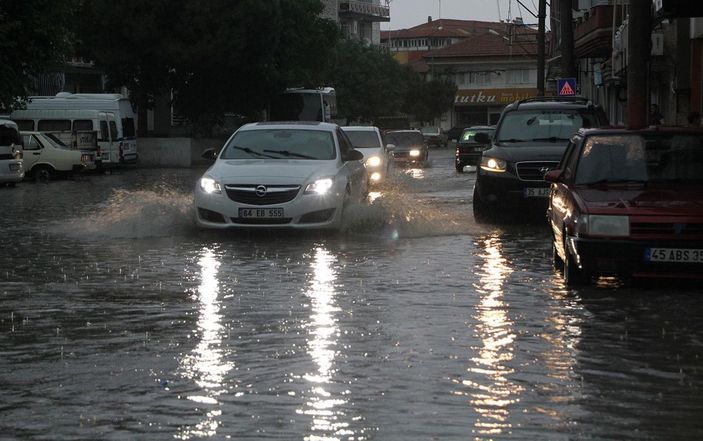 Kula'da sağanak günlük yaşamı olumsuz etkiledi -2