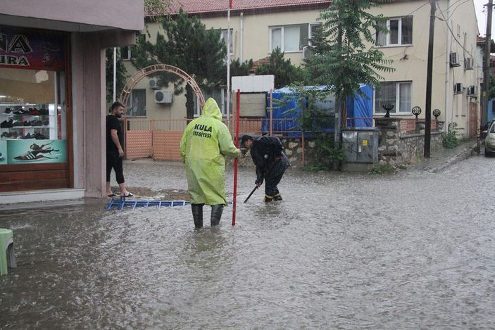 Kula'da sağanak günlük yaşamı olumsuz etkiledi -3