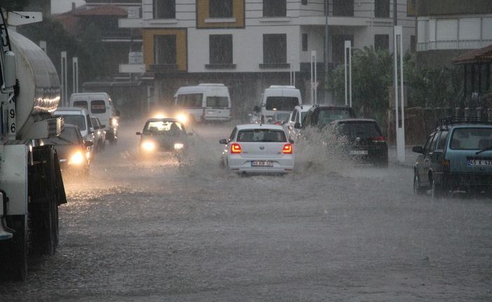 Kula'da sağanak günlük yaşamı olumsuz etkiledi -1