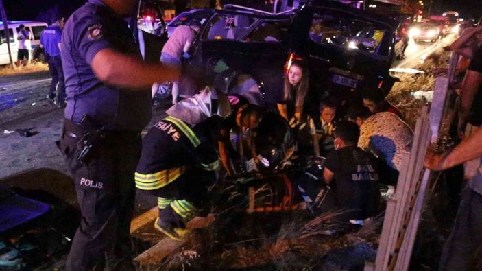 Muğla'da tırın altına giren minibüs parçalandı