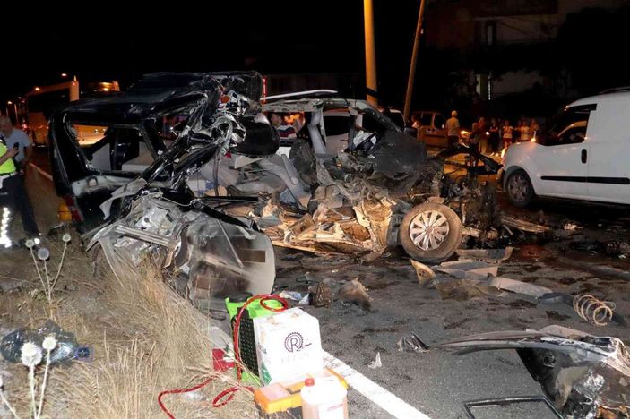 Muğla'da tırın altına giren minibüs parçalandı