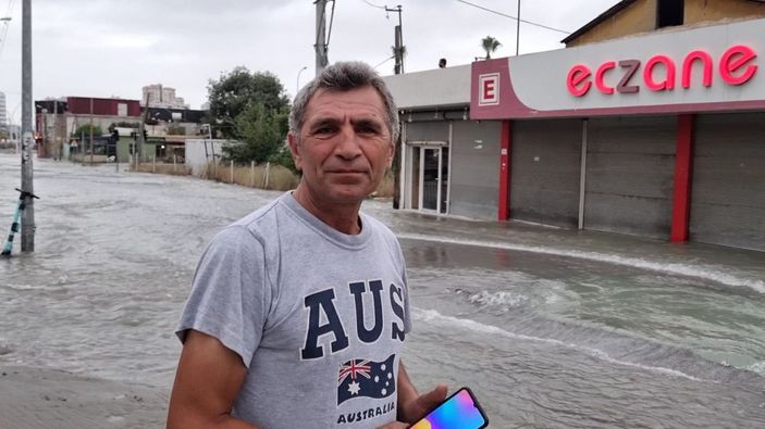 Adana'da içme suyu borusu patladı, ev ve iş yerlerini su bastı