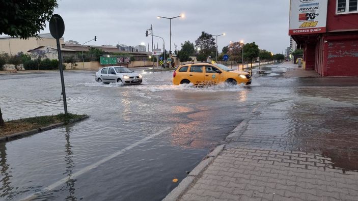 Adana'da içme suyu borusu patladı, ev ve iş yerlerini su bastı