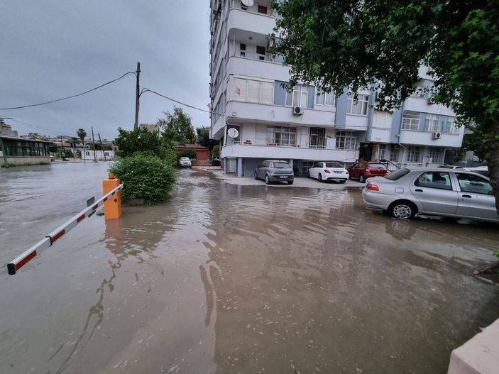 Adana'da içme suyu borusu patladı, ev ve iş yerlerini su bastı