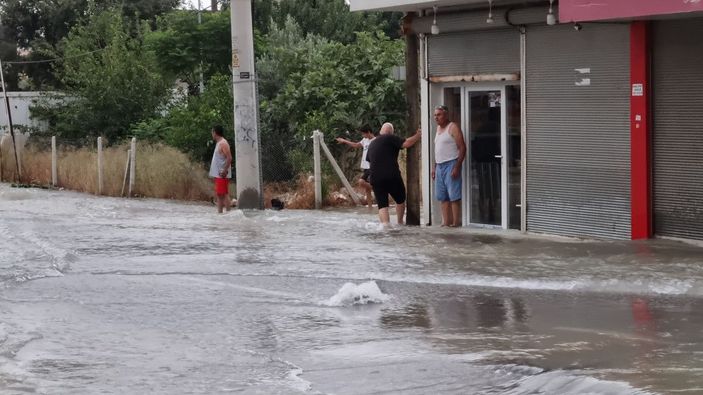 Adana'da içme suyu borusu patladı, ev ve iş yerlerini su bastı