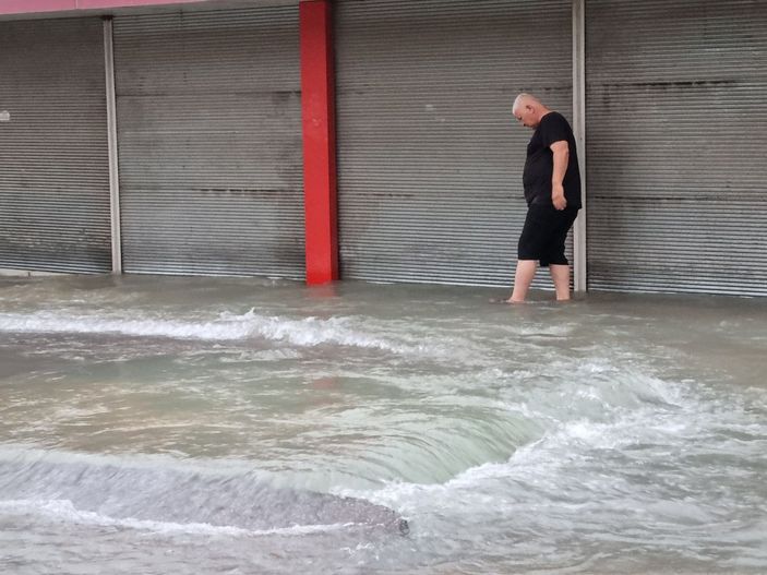 Adana'da içme suyu borusu patladı, ev ve iş yerlerini su bastı