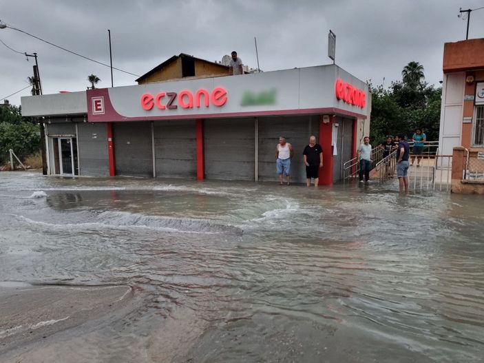Adana'da içme suyu borusu patladı, ev ve iş yerlerini su bastı