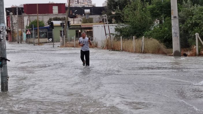 Adana'da içme suyu borusu patladı, ev ve iş yerlerini su bastı