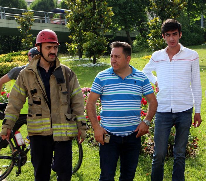 Kağıthane'de bariyere çarpan taksi asılı kaldı -5