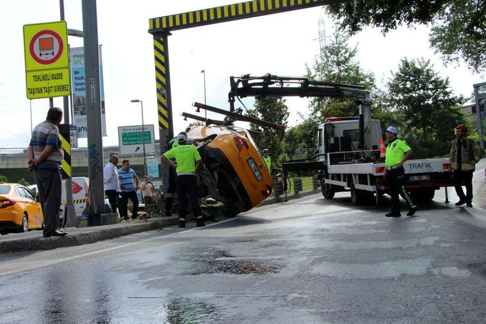Kağıthane'de bariyere çarpan taksi asılı kaldı -10