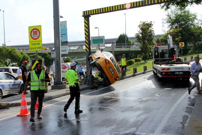 Kağıthane'de bariyere çarpan taksi asılı kaldı -6