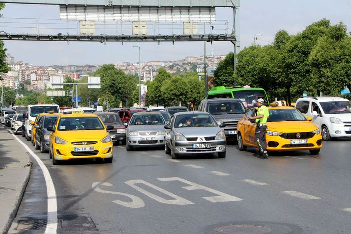 Kağıthane'de bariyere çarpan taksi asılı kaldı -7