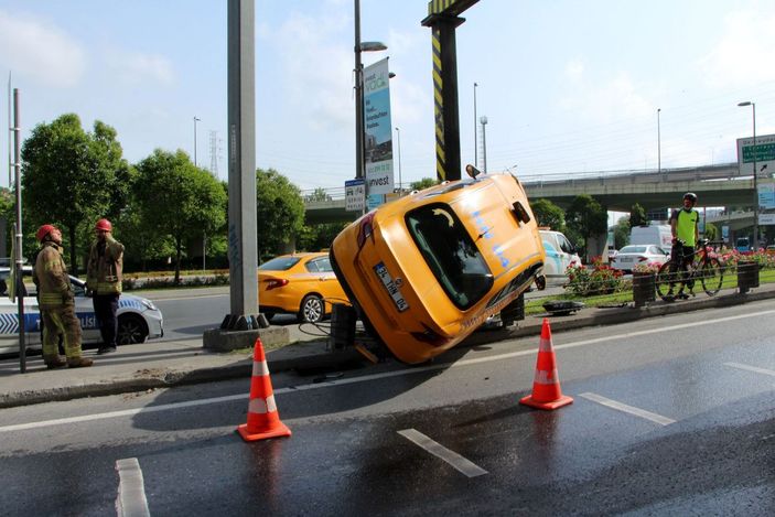 Kağıthane'de bariyere çarpan taksi asılı kaldı -3