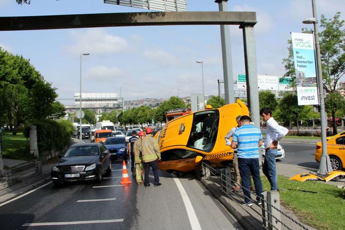 Kağıthane'de bariyere çarpan taksi asılı kaldı -2