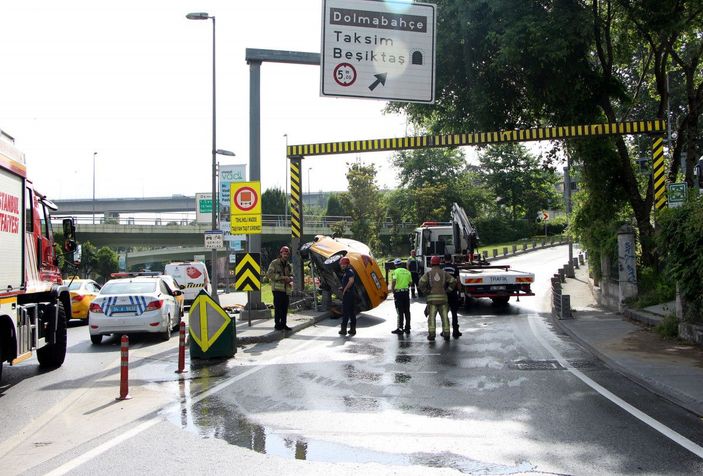 Kağıthane'de bariyere çarpan taksi asılı kaldı -8
