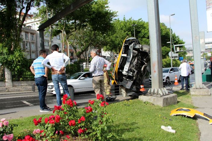 Kağıthane'de bariyere çarpan taksi asılı kaldı -1
