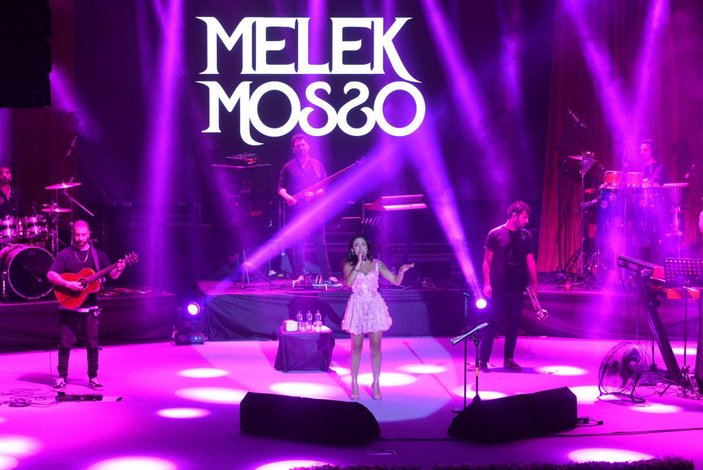 Melek Mosso, Mersin'de festivalde sahneye çıktı -2