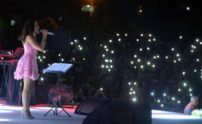 Melek Mosso, Mersin'de festivalde sahneye çıktı -4