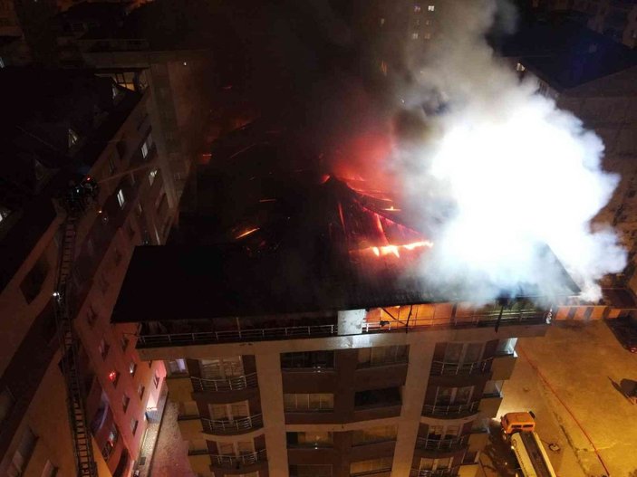 Rize'de binanın terasında yangın