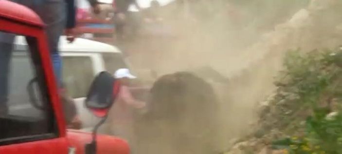 Arenadan kaçan boğalar, seyircilerin arasına daldı; o anlar kamerada -3