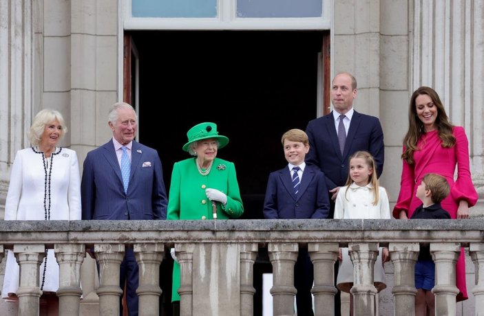 Kraliçe II. Elizabeth’in hologramı halkı selamladı -2