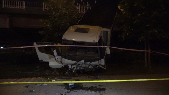 d İzmir'de kamyon otomobille çarpıştı: 1 ölü 5 yaralı