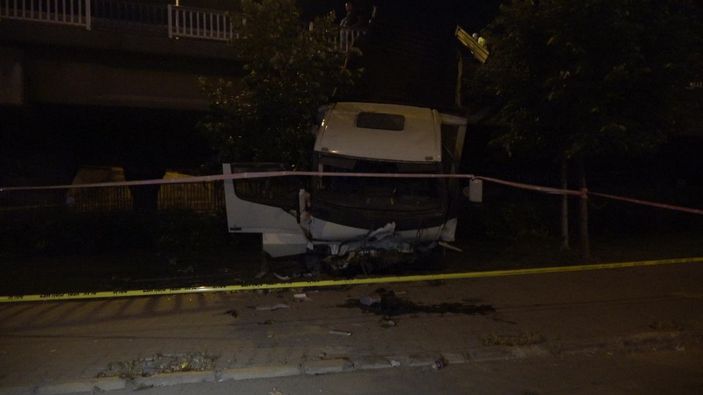 d İzmir'de kamyon otomobille çarpıştı: 1 ölü 5 yaralı