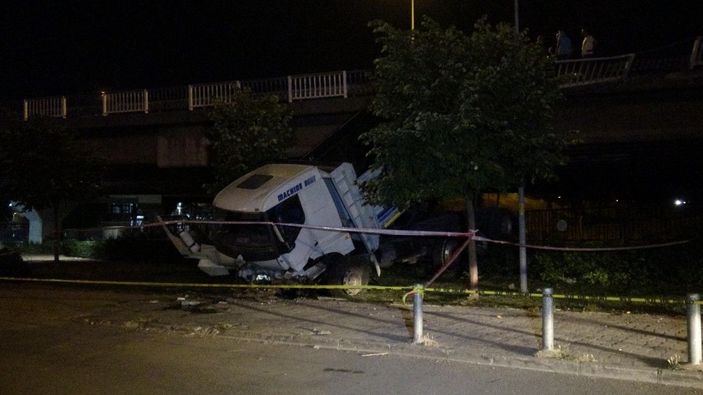 d İzmir'de kamyon otomobille çarpıştı: 1 ölü 5 yaralı