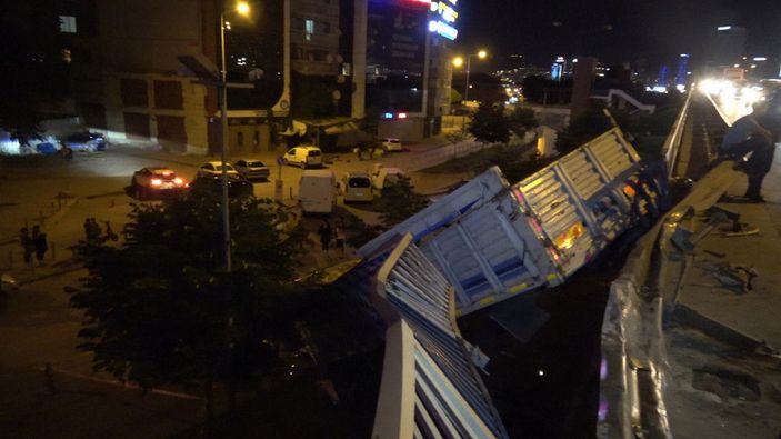 d İzmir'de kamyon otomobille çarpıştı: 1 ölü 5 yaralı