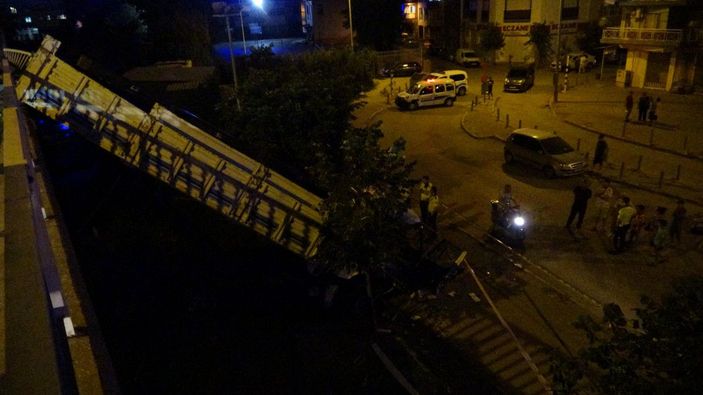 d İzmir'de kamyon otomobille çarpıştı: 1 ölü 5 yaralı