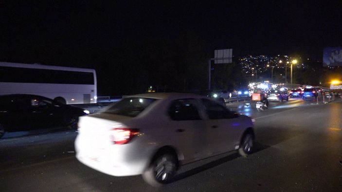 d İzmir'de kamyon otomobille çarpıştı: 1 ölü 5 yaralı