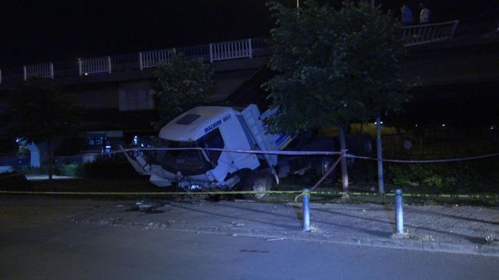 d İzmir'de kamyon otomobille çarpıştı: 1 ölü 5 yaralı