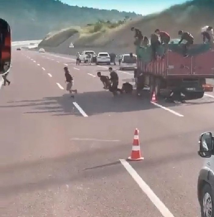 Kaçak göçmenler, arıza yapan kamyondan atlayıp, ormana kaçtı -7