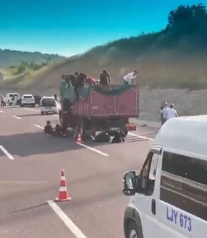 Kaçak göçmenler, arıza yapan kamyondan atlayıp, ormana kaçtı -6