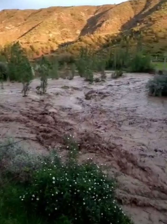 Gemerek'te sağanak sele neden oldu; ev ve iş yerlerini su bastı -5