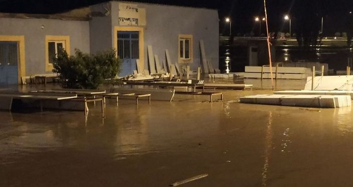 Gemerek'te sağanak sele neden oldu; ev ve iş yerlerini su bastı -1