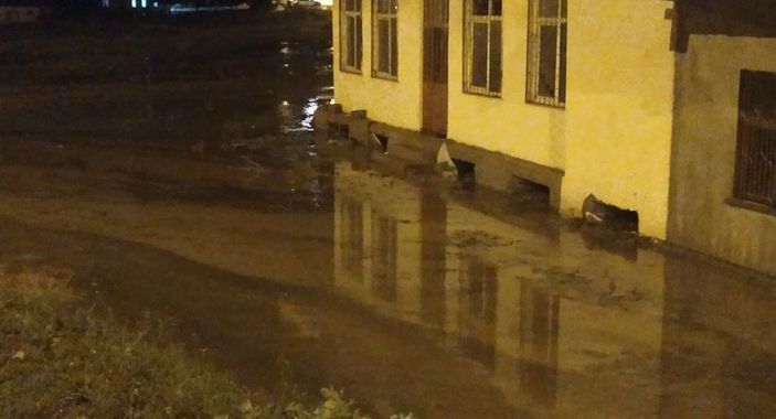 Gemerek'te sağanak sele neden oldu; ev ve iş yerlerini su bastı -4