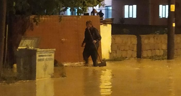 Gemerek'te sağanak sele neden oldu; ev ve iş yerlerini su bastı -2