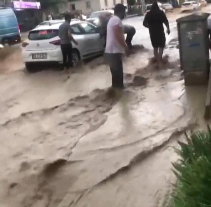 Ankara'da sağanak; cadde ve sokaklar suyla doldu, ev ve iş yerlerini su bastı -2