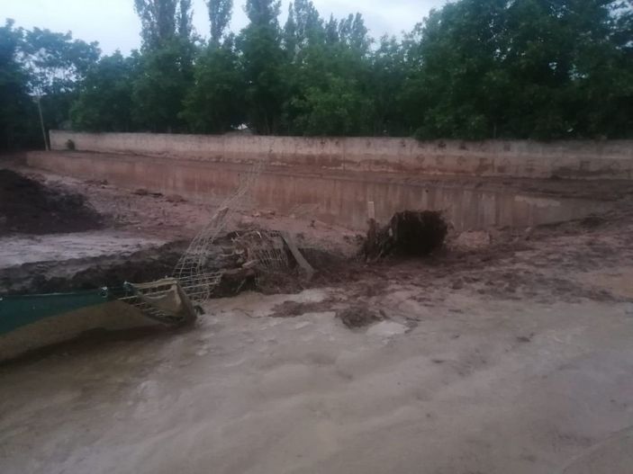 Bala'da 2 köprü, sel sularıyla yıkıldı -2