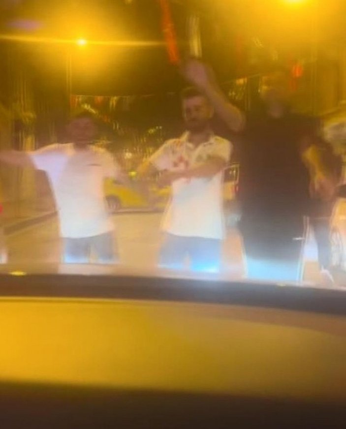Beşiktaş'ta sokağa taşan eğlence ; Çekicinin üstünde bile devam ettiler -1
