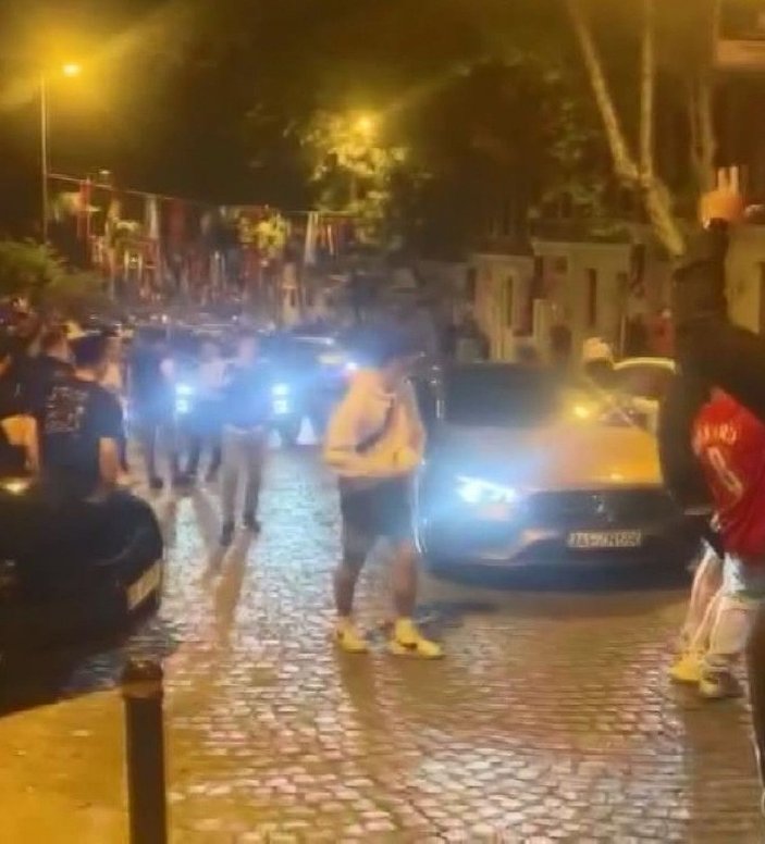 Beşiktaş'ta sokağa taşan eğlence ; Çekicinin üstünde bile devam ettiler -5