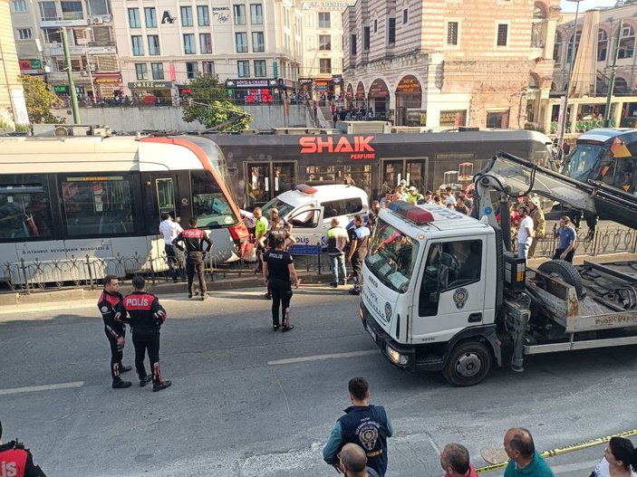 Laleli'de polis otosu tramvayla çarpıştı 3 yaralı (2) -4
