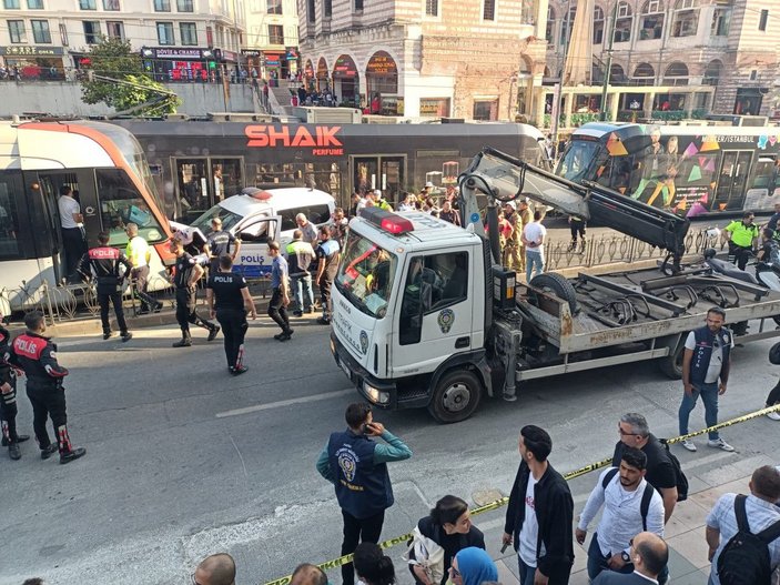 Laleli'de polis otosu tramvayla çarpıştı 3 yaralı (2) -2